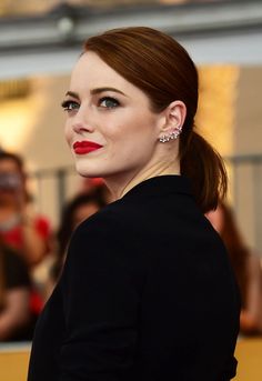 Make Up Yeux, Pale Skin Hair Color, Emma Stone Style, Red Carpet Makeup, Reddish Brown Hair, Lucy Williams, Hair Color Pink, Pale Skin, Red Lipstick