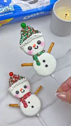 #christmas #holidayseason #christmascookies #cookies #chocolate #snowman #xmas Christmas Oreos, Maria Gomez, Fun Holiday Treats, Christmas Sweet Treats, Christmas Candy Gifts, Oreo Pops, Christmas Food Desserts