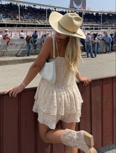 Nashville Pics, Winter Hamilton, Coast Cowgirl, Insta Grid, Cowgirl Lifestyle, Summer Cowgirl, Outfit Ideaa, Belle Outfit, Chestnut Springs