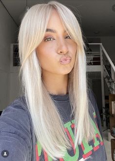 Langer Pony, Ash Blonde Hair Balayage, Pretty Blonde Hair, Blonde Roots, Ash Blonde Hair, Long Hair With Bangs, Platinum Blonde Hair, Long Straight Hair