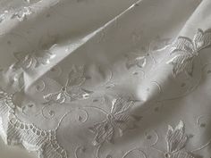 Dentelle broderie anglaise blanche très large qui fait 68 centimètre brodée des 2 côté très bonne qualité  si vous avez d autre question je suis à votre disposition Alexander Mcqueen Scarf, Alexander Mcqueen