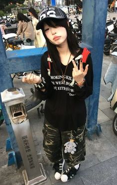 Alt Clubbing Outfits, Simple Alt Outfits, Guangzhou Fashion, Y2k Streetwear Aesthetic, Guangzhou Style, Estilo Harajuku, Outfits Y2k