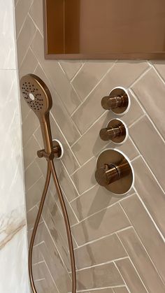 Badkamer, bathroom, visgraat tegels, koper kranen, brauer, copper Taupe Bathroom, Bathroom Brown, Warm Bathroom, Beige Bathroom, House Bathroom, Marbella, House Inspiration, In 3d