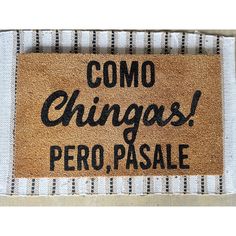 a door mat with the words como chingas pero pasale written on it