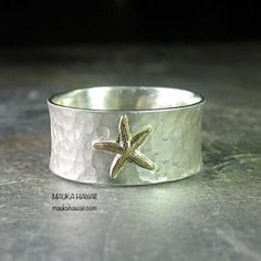 Hammered Wide Band Silver & Gold Tone Beach Starfish Modern Retro Artisan Ring This Hammered Ring Is Pure Modern Vintage Artisan Style. It’s A Matte Silver And Gold Tone Alloy Casting That Is Minimalist In Its Simplicity. The Light Versatile Design Is Appropriate For Almost Any Setting And Also Makes The Perfect Gift. Ships Free, New & Sealed In A Black Velvet Jewelry Bag! See Our Other Items For More Beach, Artisan And Natural Jewelry. Cottage Jewelry, Starfish Ring, Dragonfly Ring, Heart Wedding Rings, Lavender Cottage, Stella Marina, Artisan Rings, Retro Mode, Rings Jewelry Fashion