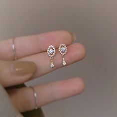 Small Earrings Gold, Zircon Earrings, Diamond Earring, Classy Jewelry, Gold Earrings Designs, Girly Jewelry, Small Earrings, Dream Jewelry, Simple Jewelry