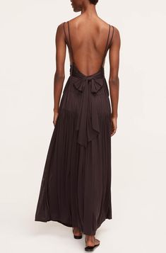 Constructed in tiers of light, breathable mesh, this ankle-grazing maxi features a sensual deep V-neck and open back. Sunmer Dresses, Classy Wedding Guest Dresses, Casual Wedding Outfit, Brown Bridesmaid Dresses, Wedding Guest Outfit Fall, Dresses With Cowboy Boots, Casual Wedding Guest Dresses, Maxi Dresses Fall, Fall Wedding Guest Dress