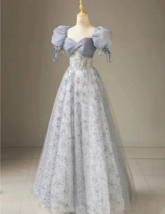 Lindo vestido de graduación de Long Floral Impress Floral A Line Puff mangas azules Long Tool Dresses, Hand Holding Dress Reference, Royal Day Dress, Spring Princess Dress, Premire Dresses, Royalcore Prom Dress, Victorian Dress Prom, Bridgerton Dresses Prom, Bridgerton Gown Inspired