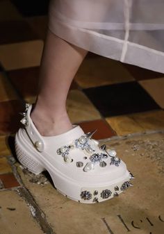 Crocs Outfit, Fantasy Gowns, Material Girls, Estilo Boho, London Fashion Week, Victoria Beckham