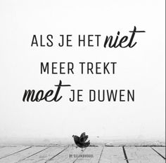 a black and white photo with a quote on the wall above it that says, als je het net meer trekt met je d'e duwen