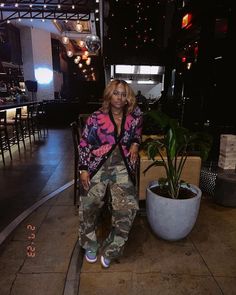 Black Women Style Inspiration, Army Pants Street Style, All Black Brunch Outfit Fall, Black Pants Outfit Black Women, Fall Skirt Outfits Black Women, Styling Camo Pants Women, Women Camo Pants Outfit, Cardigan Outfit Street Style, Cardigan Outfits Black Women