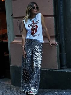 Sequin Jeans Outfit, Style Sequin Pants, Sequined Pants Outfit, Wide Leg Sequin Pants Outfit, Sequin Pants Outfit Casual, Silver Sequin Pants Outfits, Sparkly Pants Outfit, Black Sequin Pants Outfit, Glitter Pants Outfit