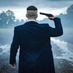 Thomas Shelby Gunpoint, Male Wallpaper Iphone, Tommy Shelby Hair, Shelby Family, Peaky Blinders Poster, Peaky Blinders Characters, Art Psychology, Peaky Blinders Wallpaper, Peaky Blinders Thomas