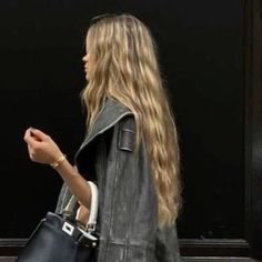 Chic Long Hairstyles, Hair Inspo 2024, Long Blonde Wavy Hair, Fall Hair Styles, Scandinavian Hair, Negroni Sbagliato, Blonde Wavy Hair, Honey Blonde Hair