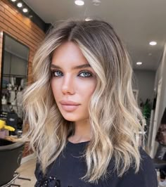 Hair With Money Piece, Tan Skin Blonde Hair, Hair References, Ombre Hair Blonde, Money Piece, Dirty Blonde Hair, Blonde Hair Inspiration, Blonde Hair Looks, Hair Color Trends