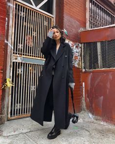 Maxi Coat Outfit, Black Coat Outfit Winter, Oversized Coat Outfit, Coat Outfits For Women, Wool Coat Outfit, Black Coat Outfit, Long Coat Outfit, Winter Coat Outfits, Coat Street Style