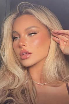 Prom Makeup Natural Looks, Cute Makeup Looks Blonde, Prom Makeup Blonde Hair, It Girl Makeup Look, Going Out Makeup Blonde, Semi Formal Makeup Looks, Classy Prom Makeup, Make Up For Blonde Girl With Brown Eyes, Glam Makeup On Blondes