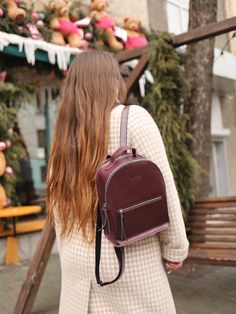 We have designed a city backpack in an urban casual style, perfect for most everyday outfits. Whether it's pants and boots, jeans and ankle boots, or a dress and sneakers, our leather backpack complements them all seamlessly. Short Description: Leather material No lining Marsala smooth (More colors here - https://bit.ly/3R9MtGK) Model features: main compartment, 1 internal pocket, 1 external pocket with a zipper Completely handmade Product size: 28 x 23 x 10 cm (11 x 9 x 4 inches) Note: Item col Backpack Minimalist, Dress And Sneakers, Backpack Luxury, Boots Jeans, City Backpack, Minimalist Backpack, Minimalist Bag, Model Features, Small Backpack