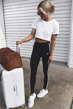 Adidas Pants Outfit, Daily Dress Me, Adidas Hose, Outfit Elegantes, Birkenstock Outfit, Cooler Style, Jillian Michaels, It Bag