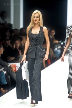 Runway 90s Fashion, Early 2000s Classy, Karen Mulder Runway, Karen Mulder 90s, Supermodel Outfits, Elegant Long Sleeve Wedding Dresses, 1990s Supermodels, Karen Mulder, 90s Runway