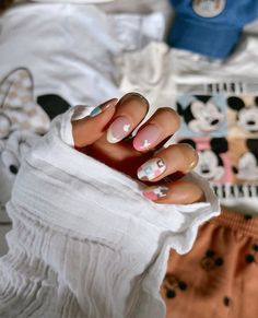 Mickey mouse nails inspo Checkered Disney Nails, Tokyo Disney Nails, Nail Ideas For Disney, Disney Nails 2024, Trendy Disney Nails, Birthday Disney Nails, Disney Nails Aesthetic, Mickey Balloon Nails, Disneyland Nails Designs