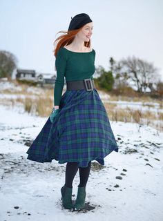 Vintage Winter Outfits 50s, Vintage Winter Outfits, Forever Amber, Snow Day Outfit, Black Watch Tartan, Scottish Fashion, Tartan Skirt, Moda Vintage, Plaid Skirt