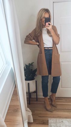 Realtor Fall Outfits, Womens Shoes For Work, Jeans Work Outfit Winter, Business Casual Jeans Women, Jean Friday Outfits Work, Trendy V-neck Cardigan For Everyday, Work Outfits Women Jeans, Business Casual Jean Outfits, Casual Work Outfits Jeans