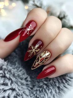 Festive Christmas Nail Colors Ideas: Glamorous and Fun Holiday Manicure Inspiration Nail Colors Ideas, Matte Green Nails, Christmas Nail Colors, Holiday Manicure, Marble Nail Designs, Christmas Manicure, Chrome Nails Designs, Festive Nail Art