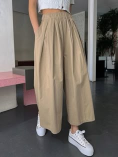 Wide Leg Trousers Outfit Casual, Celana Kargo, Khaki Fashion, Easy Trendy Outfits, Women Pants, Modest Fashion Outfits, Minimal Fashion, Wide Leg Trousers, Skirt Pants