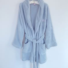 New Victoria’s Secret Bath Cozy Robe Short Plush Size Medium /Large So Soft You'll Never Want To Take It Off. In Allover Faux Fur With A Tie Waist. Brand Tags Cut To Prevent Return To Store. New. Did Not Come W Tags Embroidery At Chest Front Pockets Tie Waist 34" From Shoulder; Hits At Thigh Imported Polyester Color: Flint Grey Silver Cute Robes, Victoria's Secret Blue Sleepwear For Sleepovers, Blue Summer Robe For Relaxation, Blue Long Sleeve Robe For Sleep, Bath Robes Fluffy, Blue Cotton Robe For Home, Victoria’s Secret Bath Robe, Bath Salts Gift, Bath Salt Gift Set