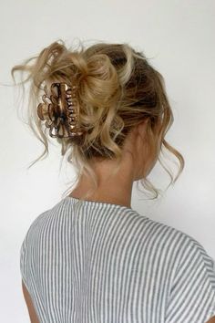 Updo Claw Clip, Claw Clip Outfit, Claw Clip Messy Bun, Frankie Valli, Work Hairstyles, Bad Hair, Messy Hairstyles