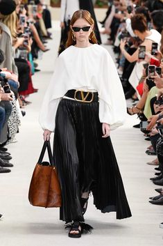 Valentino Spring 2019 Ready-to-Wear Collection - Vogue Haute Couture Style, Dior Haute Couture, Cropped Tops, Mode Inspo, Day And Night, White Fashion