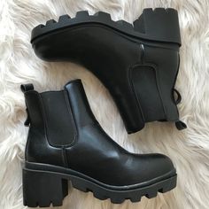 Size: 36 (EU) Brand: Unknown (Steve Madden knock-offs) Closure: None. Slip-on Condition: Pre-owned vintage excellent. Soles excellent. No scuffs anywhere, even on toes. Measurements: Heel to toe from exterior 9.5". Total height from back 7". Platform heel height from back 2.5". Black Chunky Ankle Combat Boots, Black Chunky High-top Boots, Black Chunky High-top Platform Boots, Black Chunky Combat Boots For Winter, Winter Chunky Black Combat Boots, Casual Black Combat Boots With Chunky Design, Chunky Black Boots For Streetwear, Chunky Platform Combat Boots For Fall, Grunge Chunky Platform Combat Boots For Fall