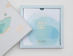 a blue box with gold foil on it and a card in the middle that says, me la mama de vera