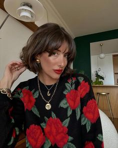 5 Short Hair Trends I Keep Seeing on Stylish Women in Paris, Copenhagen and Stockholm - NewsBreak Hair To One Side, Short Hair Trends, Natural Wavy Hair, Blowout Hair, Bob Haircuts For Women, Short Bob Haircuts, Chic Hairstyles, Soft Curls, Trending Hairstyles