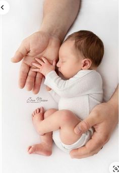 Infant Pics Ideas, Newborn Photos 1 Month, Newborn In Dads Hands, Hands Newborn Photography, Newborn First Picture, Couple Newborn Photography, Editorial Newborn Photoshoot, May Newborn Photoshoot