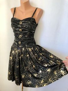 Size 34, removable straps with buttons. Beautifully preserved. Elastic on the back. All measurements are taken in cm with the item laid flat. Length without straps 79 Strap length 44 Chest 36 stretches up to 51 Waist 30 stretches up to ~37 and more The length of the skirt is 45 Holiday Glam, Gold Print, Dress Clothes For Women, Black Dress, Art Collection, Dress Outfits, Mini Dress, Bathing Beauties, Womens Dresses