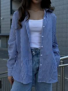 Blue Striped Button Up Outfit, Striped Boyfriend Shirt Outfit, Womens Button Up Shirt Outfit, Oversized Striped Shirt Outfit, Blue Striped Shirt Outfit, Outfit Elegantes, Trendy Outfits Indian, Celebrity Casual Outfits, Casual College Outfits