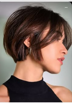 Short Hair With Bangs Ideas, Bangs Ideas, Short Haircuts With Bangs, Hair Adviser, Hair With Bangs, Short Hair Tutorial, Penteado Cabelo Curto