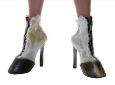 Hoof Shoes, Ugly Shoes, Shoe Art, How To Make Shoes, Crazy People, Crazy Shoes, Dream Shoes, Lady Gaga, Womens High Heels