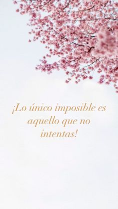 a tree with pink flowers in the foreground and a quote on it that reads, lo unico impesiblee es aguelo que no intensas