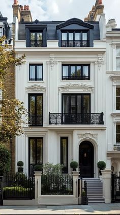 Black Wrought Iron Fence, Fence Greenery, White Townhouse, London Townhouse Interior, Nyc Townhouse, Big Mansions, Wrought Iron Fence, Cobblestone Street, Townhouse Exterior