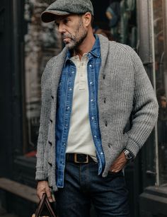 Knitwear can help bridge the gap between workwear and loungewear. It can elevate your simple ‘jeans and T-shirts' without needing a whole new wardrobe. ⁣ As well as offering warmth and comfort, wool cardigans and jumpers can help guys achieve a softer look that’s ideal for weekends and evening dinners. Middle Aged Men Style, Layered Mens Outfits, Leather Elbow Patches, Manly Man, Wool Waistcoat, Cardigan Outfit, Stylish Fall Outfits, Collar Cardigan, Mens Cardigan