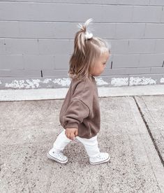 Hipster Baby Girl Outfits, Trendy Toddler Girl Outfits, One Year Old Girl Outfits, Toddler Girl Aesthetic, Aesthetic Toddler Outfits, Baby Style Girl, One Year Old Outfits, Baby Girl Style Outfits, Look Baby Girl