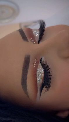 Shadow Makeup Eye, 2024 Bridal Makeup, New Years Makeup Ideas Glitter, Bride Glam Makeup, Hairstyles For Events, Cool Eye Makeup Looks, Shrek Makeup, Bridal Makeup Pictures, New Makeup Looks