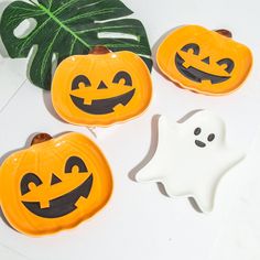 Looking for a Halloween plates? These adorable Pumpkin plates are a wonderful gift for you and yours.  Random delivery Pumpkin Plates, Halloween Plates, Halloween Stuff, Halloween Pumpkin, Fall Halloween, Halloween Pumpkins, Gift Registry, Keychains, Etsy Accessories