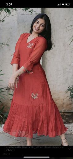 Customized Kurti Designs, Western Kurta For Women, Ladies Frock Design Cotton, Churidar Tops Designs, Simple Long Frocks, Outfits For Slim Body Type, Chiffon Kurti Designs, Casual Frock Design, Chudidhar Models For Stitching