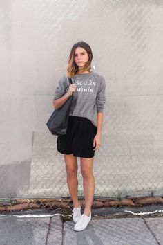 Gray graphic sweater styled with a black skirt and clean white sneakers | Street Style: 25 Cool Sweatshirt Outfit Ideas Sweatshirt Street Style, Clare V, Los Angeles Style, Street Style Chic, Tomboy Fashion, Minimal Fashion, Sweater Fashion, Star Fashion, Fashion Photo