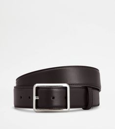 Artisanal taste and informal elegance coexist in this refined men's belt, crafted in calfskin leather. Featuring a branded metal tongue buckle, it enriches your look with style. Formal Belts, Mens Designer Belts, Designer Belts, Casual Belt, Reversible Belt, Men's Belt, Brown Belt, Leather Belts, Metal Buckles