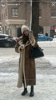 Sheep Coat Outfit, Sheepskin Coat Outfit, Winter Outfits Nyc Cold Weather, Sheep Skin Coat, New York Winter Outfit, Cold Weather Outfits Winter, Winter Outfits Aesthetic, Winter Outfits Warm, Winter Outfits Cold